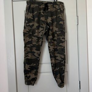 Univibe camouflage utility elastic waist ankle pants Sz M